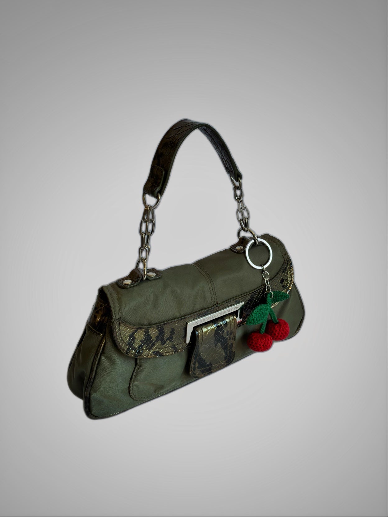 Bolso Benetton Python Khaki con detalles en imitación de piel de serpiente y charm de cerezas.