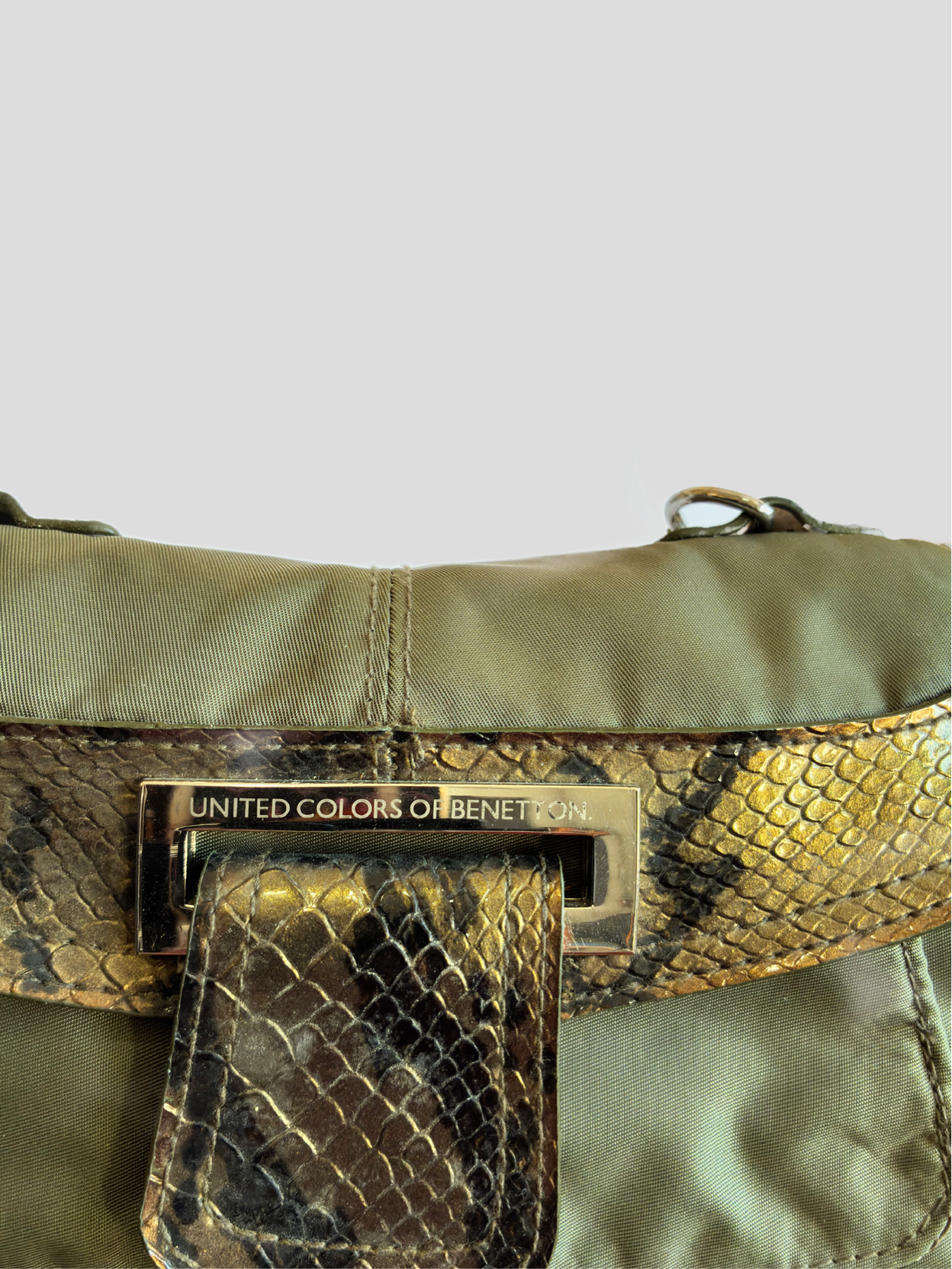 Bolso Benetton Python Khaki con detalles en imitación de piel de serpiente y diseño urbano.