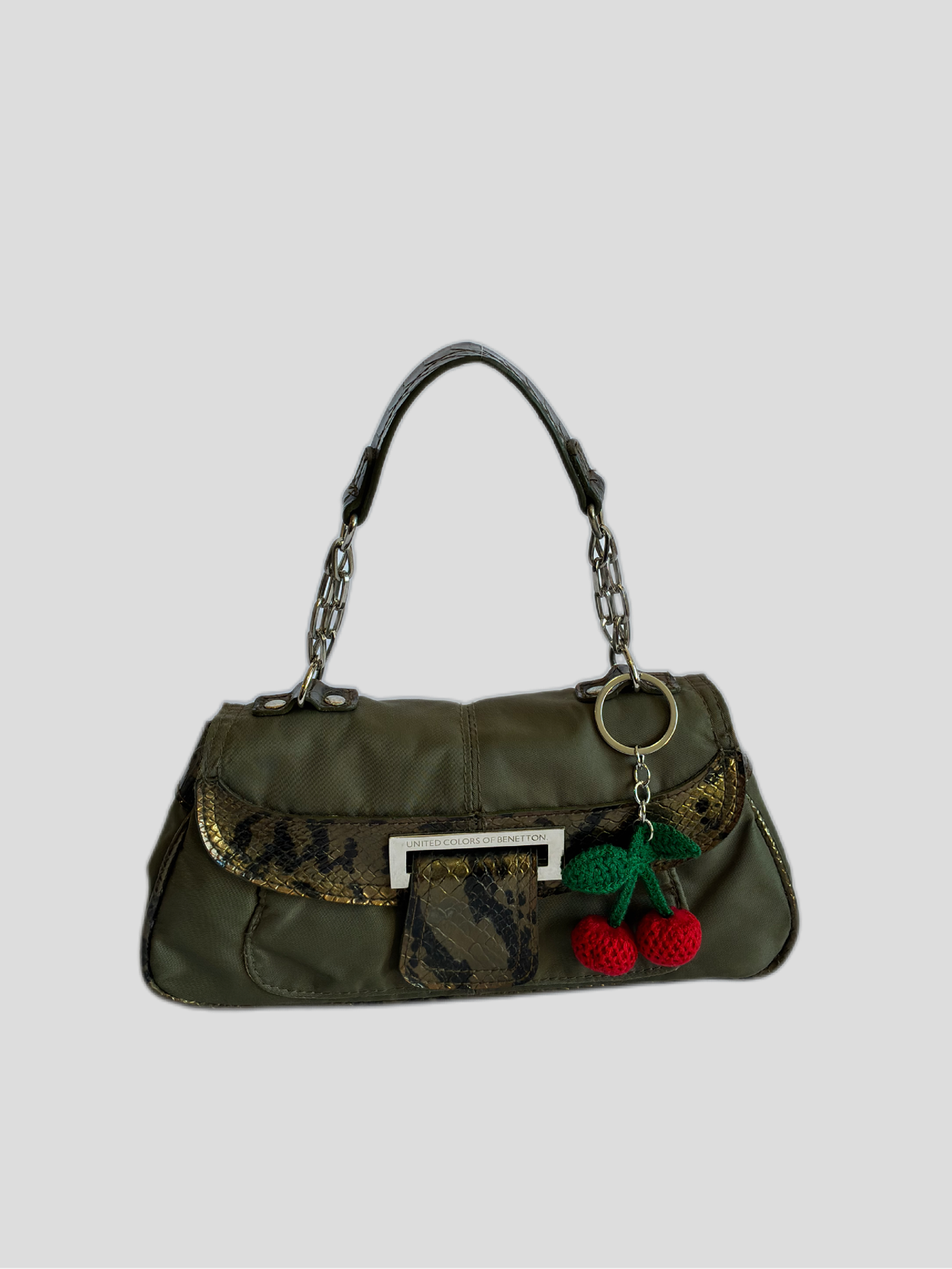 Bolso Benetton Python Khaki con detalles en imitación de piel de serpiente y charm de cerezas. Bolso Benetton Python Khaki con detalles en imitación de piel de serpiente y charm de cerezas.